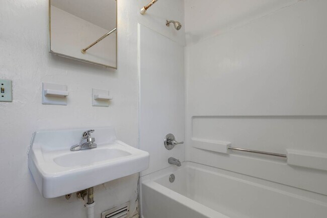 Building Photo - 4 bed 2 bath house, Walk to Stadium!! Available August 2026