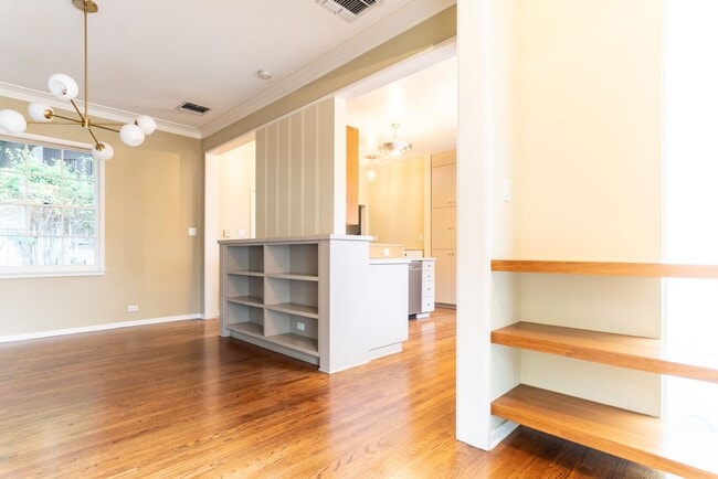 Building Photo - Beachwood Canyon 2b2b Home - Intentional F...