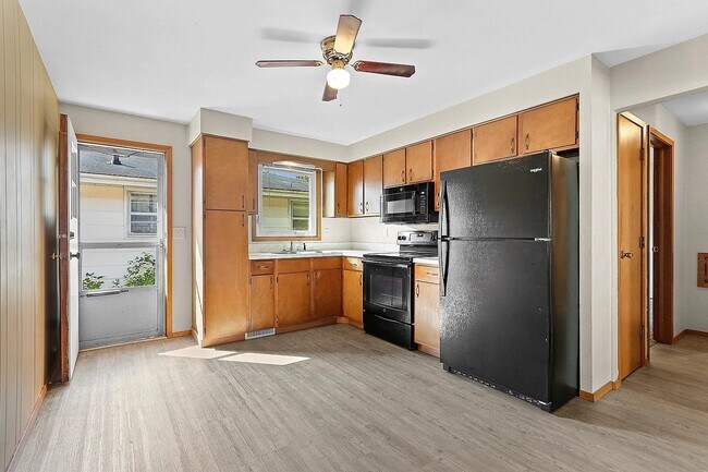 Kitchen - 2416 E Newberry St