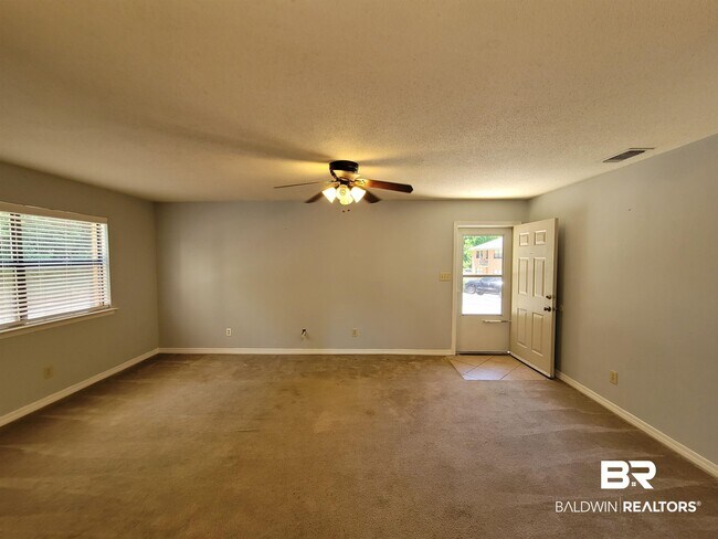 Building Photo - 512 Lake Forest Blvd