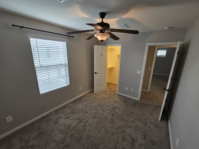 Building Photo - 950 S Wallrade Ln