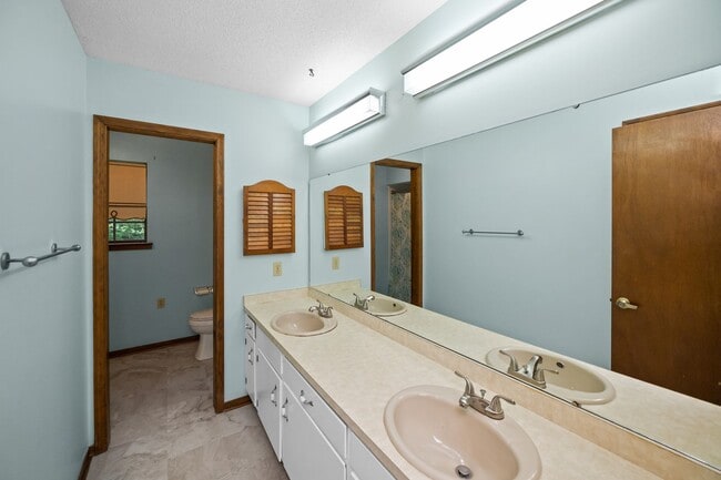 Building Photo - 18050 Steele Dr