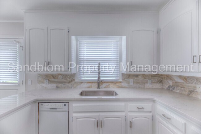 Building Photo - For Lease | $1300 Rent | Available Now!