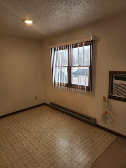 Building Photo - 1490 Tower Dr