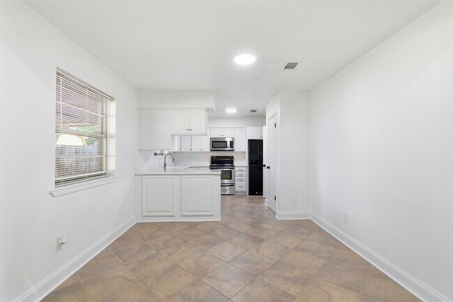 Building Photo - 16318 Cypress Point Dr