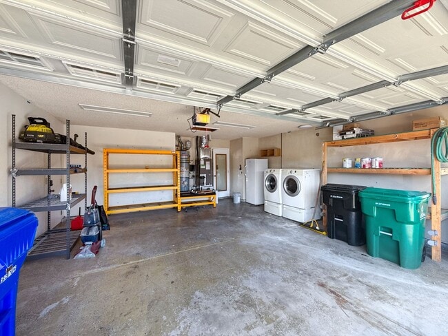 Building Photo - Newly Remodeled 3B 2BA Home w/ Putting Gre...