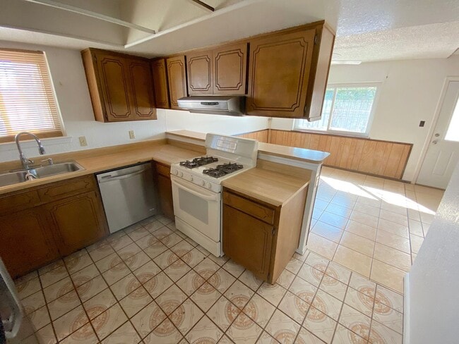 Building Photo - Northeast El Paso 3 Bed Refrig A/C