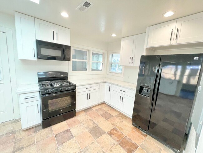 Building Photo - Beautiful Remodeled Calistoga Home