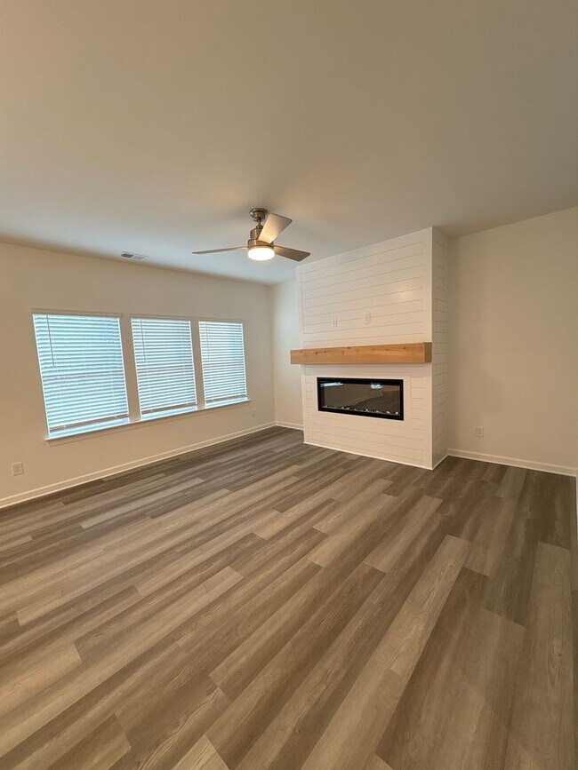 Building Photo - BRAND NEW SINGLE FAMILY HOME IN LOGANVILLE