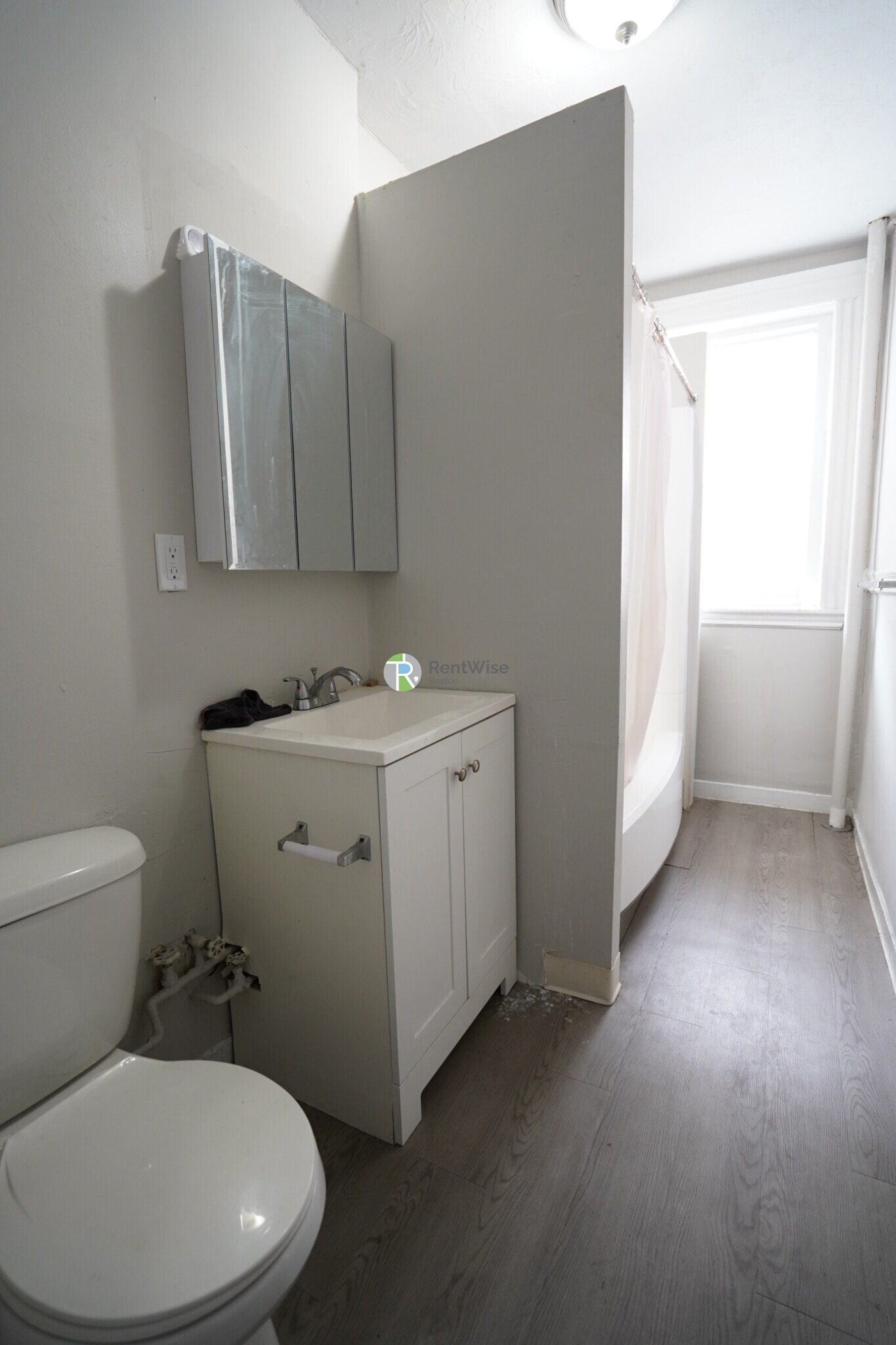 Building Photo - 368 Riverway