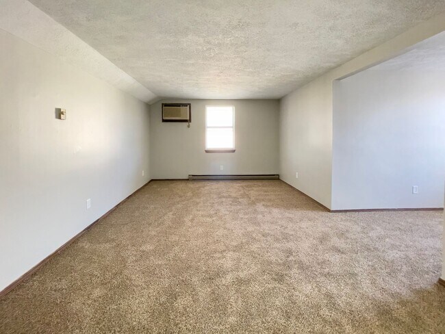 Building Photo - 2213 E Memorial Dr