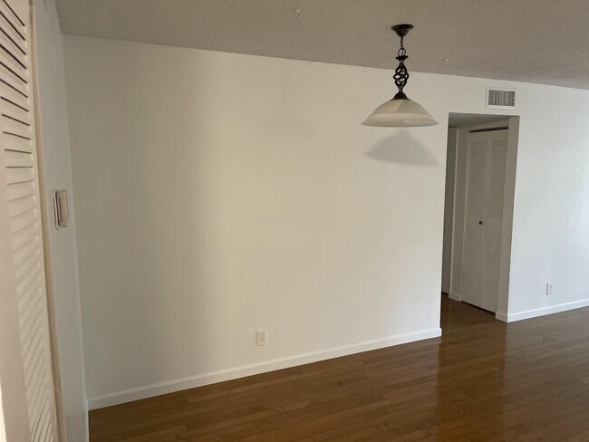 Building Photo - 102 Gardens Dr