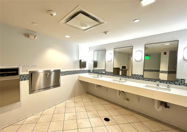 Building Photo - 2500 Parkview Dr