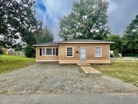 Building Photo - Don't miss out on this  2 bedroom 1 bath home . Located in Lincolnton .