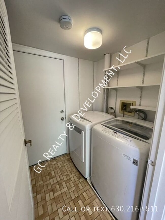Building Photo - 730 Sturnbridge Ln