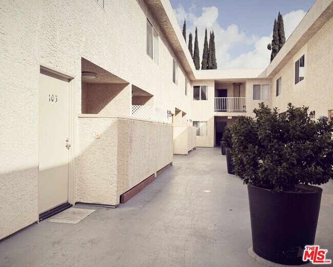 Building Photo - 16037 Vanowen St
