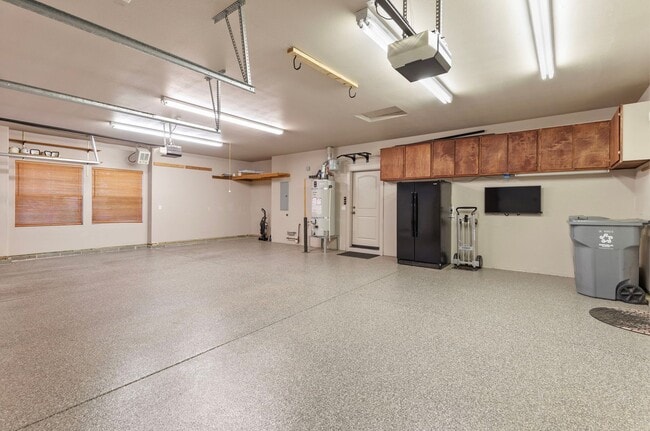 Building Photo - NW Grants Pass, Class, Style and Views!!!