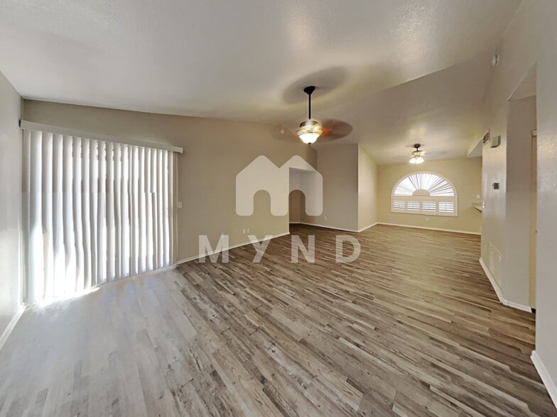 Building Photo - 8027 W Laurel Ln