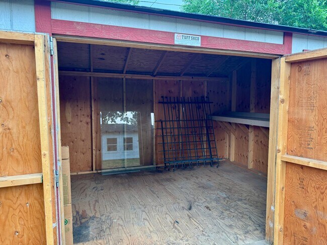 Building Photo - Updated 3 Bedroom 2 Bath Single Family Hom...