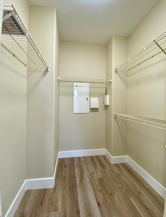Building Photo - NEWLY RENOVATED, VERY CLEAN 5 BED, 3 BATH,...