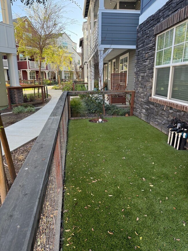 Building Photo - Pleasanton 4 Bed / 3 Bath, Top Rated Schools, Solar