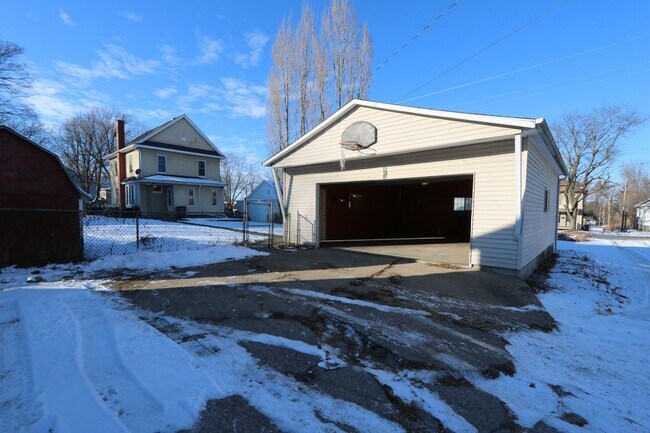 Building Photo - 104 S Garfield Ave