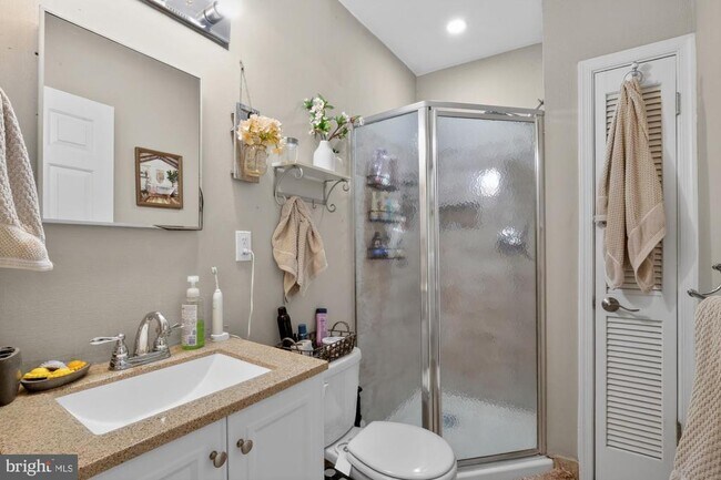 Building Photo - 1708 Catharine St