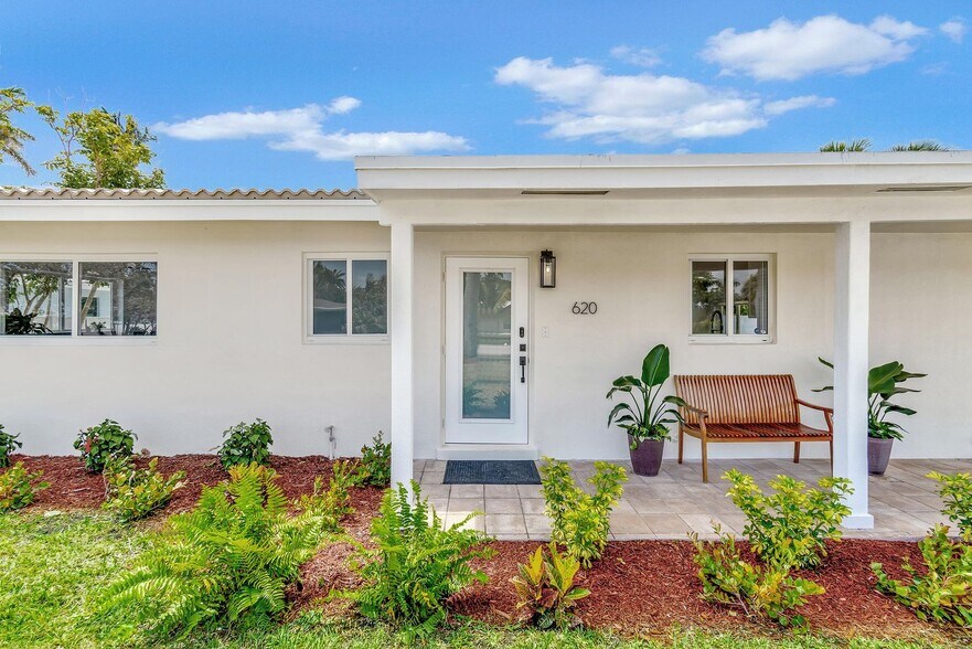 Building Photo - 620 Las Palmas Park