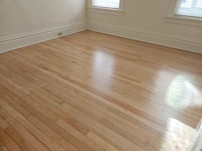 Building Photo - 1900 E Newberry Blvd