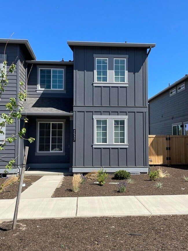 Building Photo - Townhome in Redmond's Dry Canyon Community