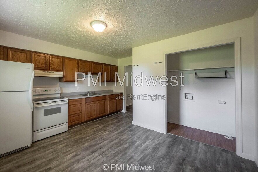 Building Photo - 570 US-52