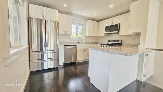 Building Photo - 3 Bed, 2 Bath Apartment Newly Remodel in P...