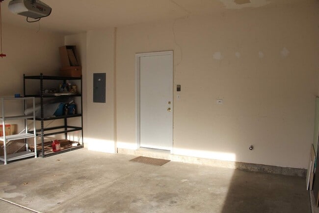 Building Photo - Beautiful 3 Bed/2.5 Bath Townhome Located in Carpentersville!