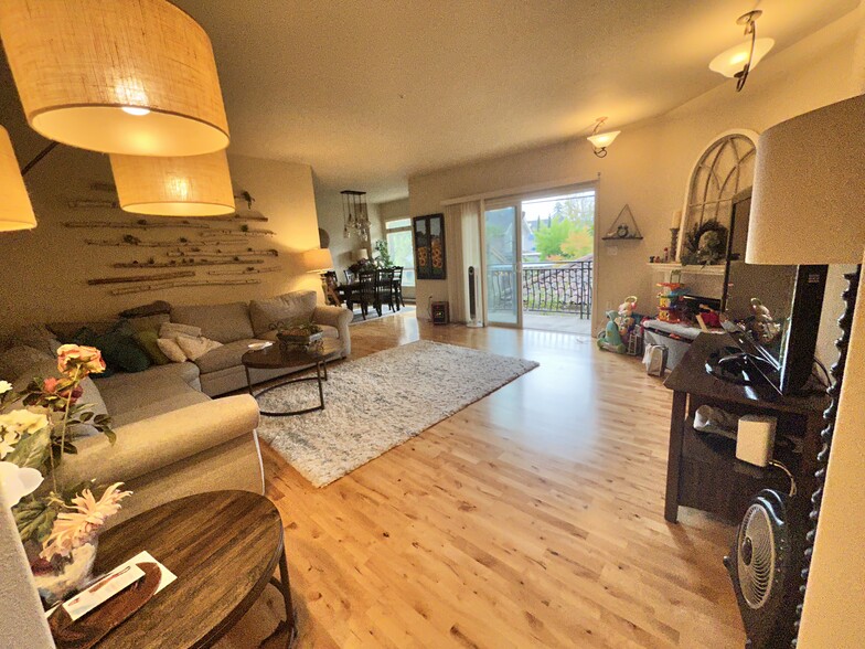 Living with furniture - 107 El Camino Real