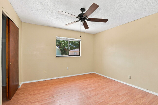 Building Photo - "Charming Kissimmee Retreat: Spacious 2-Bed Oasis with Modern Comforts!"