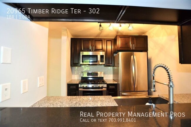 Building Photo - Beautifully Updated 3rd Floor Condo For Re...