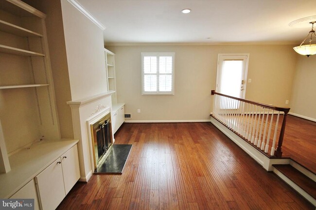Building Photo - 984 N Royal St