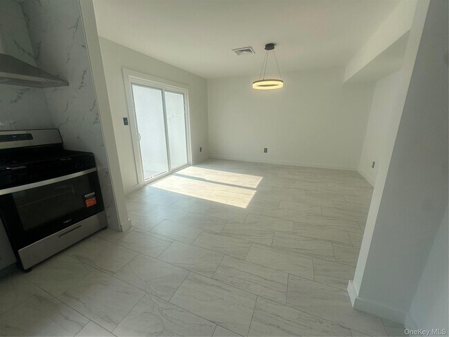 Building Photo - 256 Quassaick Ave