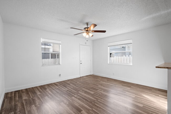 Building Photo - 818 NE 14th Pl