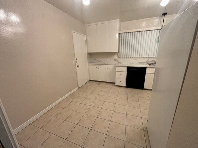 Building Photo - 800-818 S Orange Grove Blvd