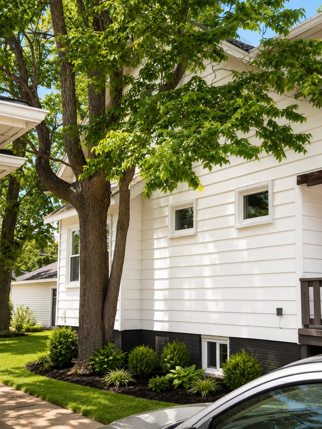 Building Photo - Section 8 Approved! Low Move in Cost