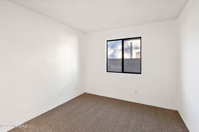 Building Photo - 6082 S Birchwood Dr