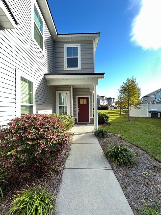Building Photo - Spacious End Unit in Prime Location!