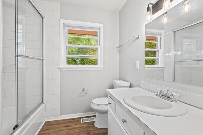 Building Photo - Renovated 2 bedroom townhome 5 miles from downtown Raleigh!