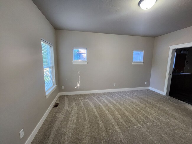 Building Photo - Beautiful, Spacious North Twin Falls Home