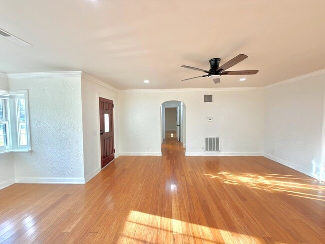 Building Photo - 1216 Eastwood Ave