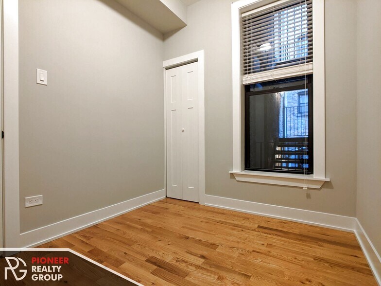 Building Photo - 635 W Oakdale Ave