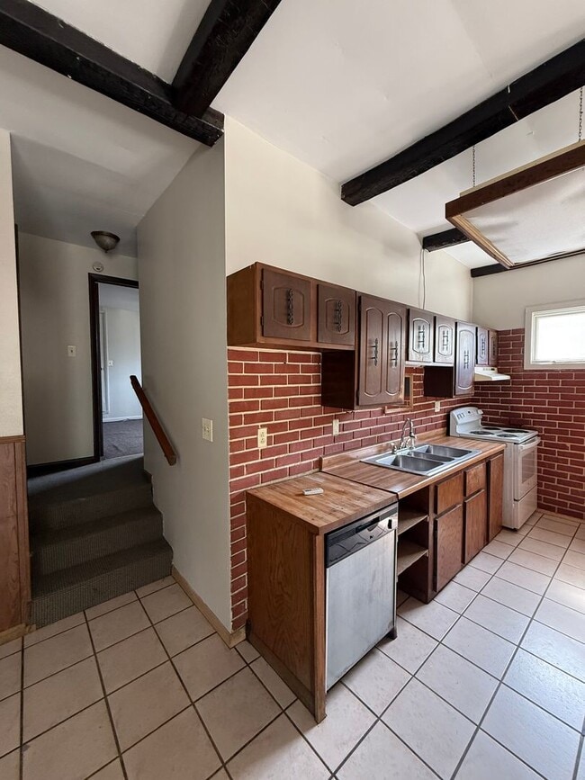 Building Photo - 2 Bedroom | 2 Bathroom Rear Apartment - Open-Concept Layout