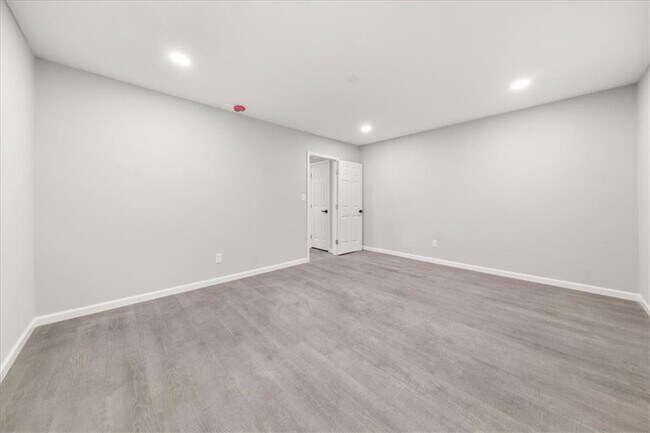Building Photo - 2637 Lester St