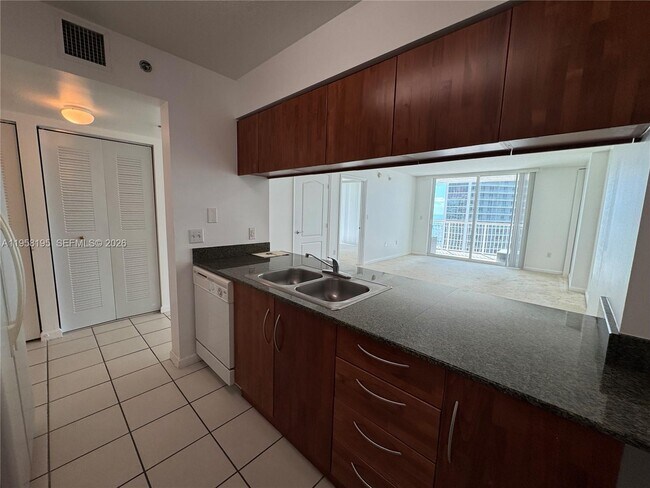 Building Photo - 1200 Brickell Bay Dr